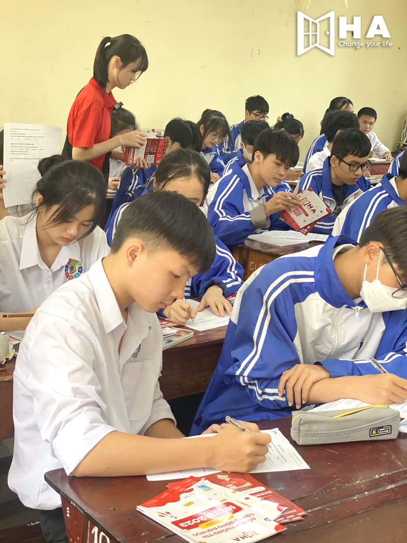 HA Centre gặp gỡ học sinh THPT Thuận Thành 1