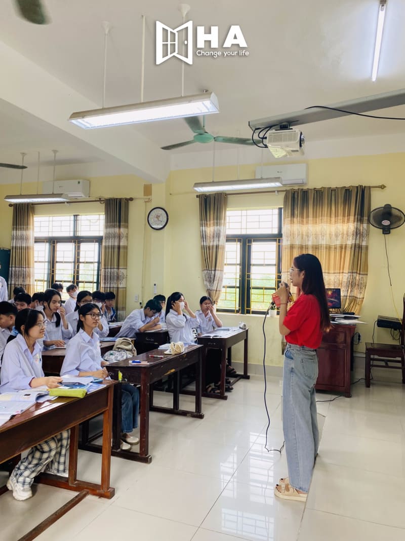 HA Centre gặp gỡ học sinh THPT Thuận Thành 1