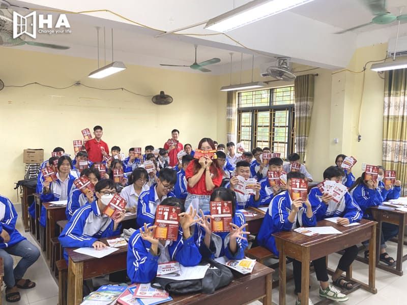 HA Centre gặp gỡ học sinh THPT Thuận Thành 1