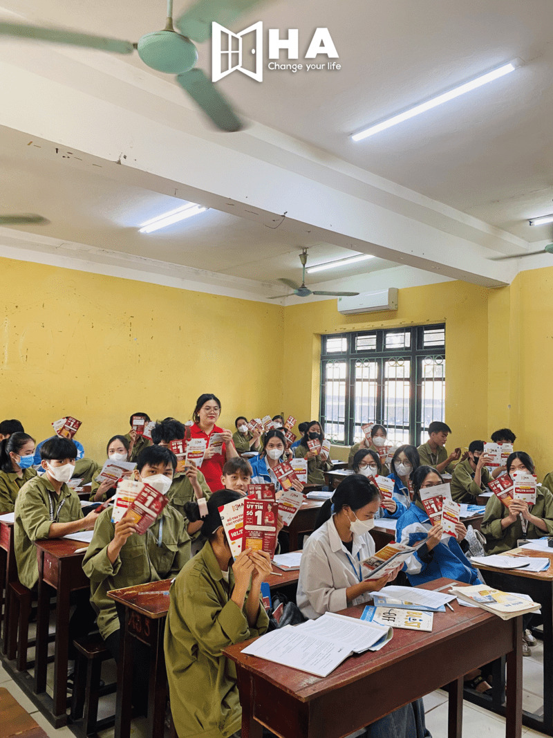 Tặng sổ tay xét tuyển IELTS 2023 tại trường THPT Thuận Thành 3