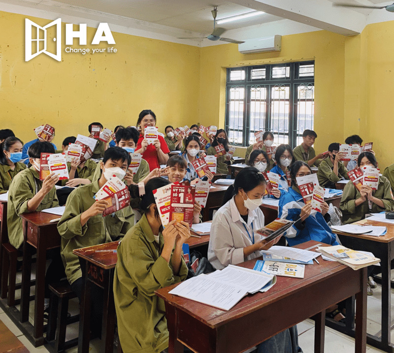 Tặng sổ tay xét tuyển IELTS 2023 tại trường THPT Thuận Thành 3