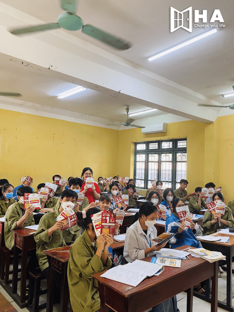 Tặng sổ tay xét tuyển IELTS 2023 tại trường THPT Thuận Thành 3