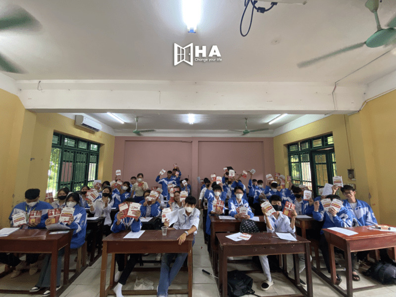 Tặng sổ tay xét tuyển IELTS 2023 tại trường THPT Thuận Thành 3