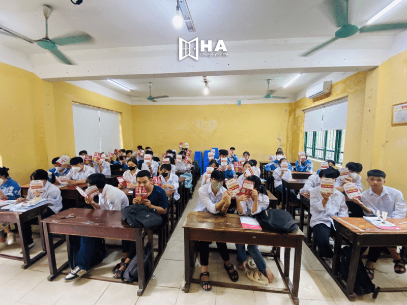 Tặng sổ tay xét tuyển IELTS 2023 tại trường THPT Thuận Thành 3