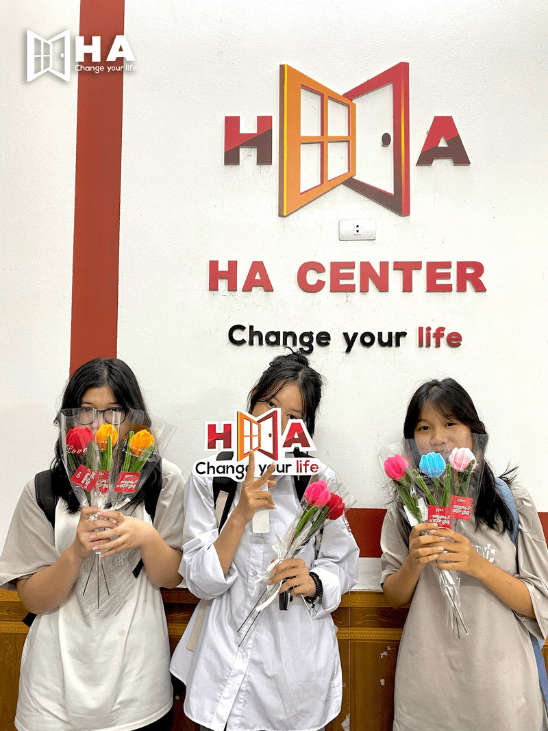 Hoa xinh tặng học viên nữ nhân ngày 20.10 tại HA Centre