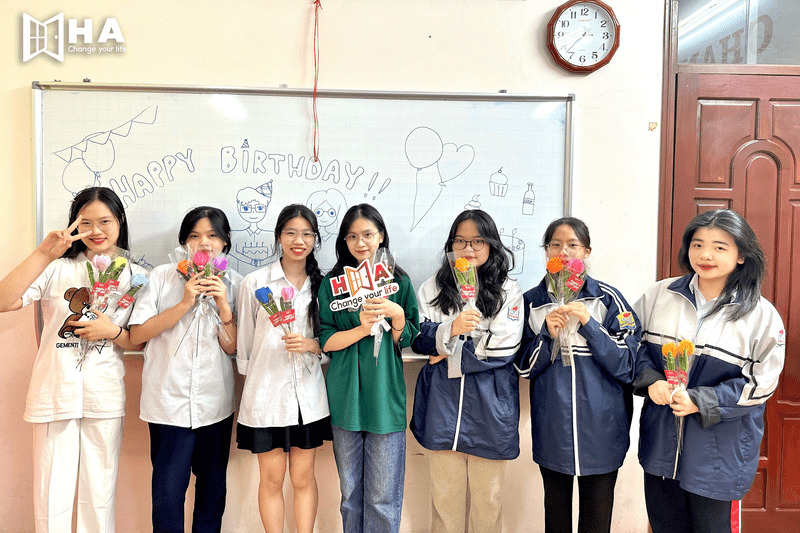 Hoa xinh tặng học viên nữ nhân ngày 20.10 tại HA Centre