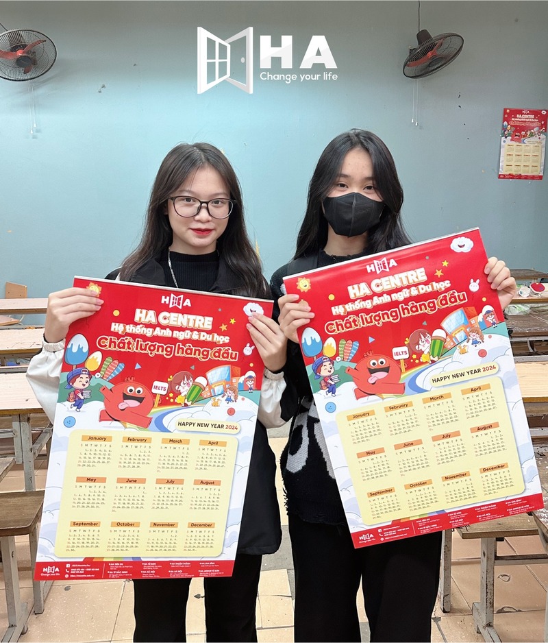HA CENTRE tặng lịch năm mới cho học sinh trường THPT Thanh Oai B, Hà Nội