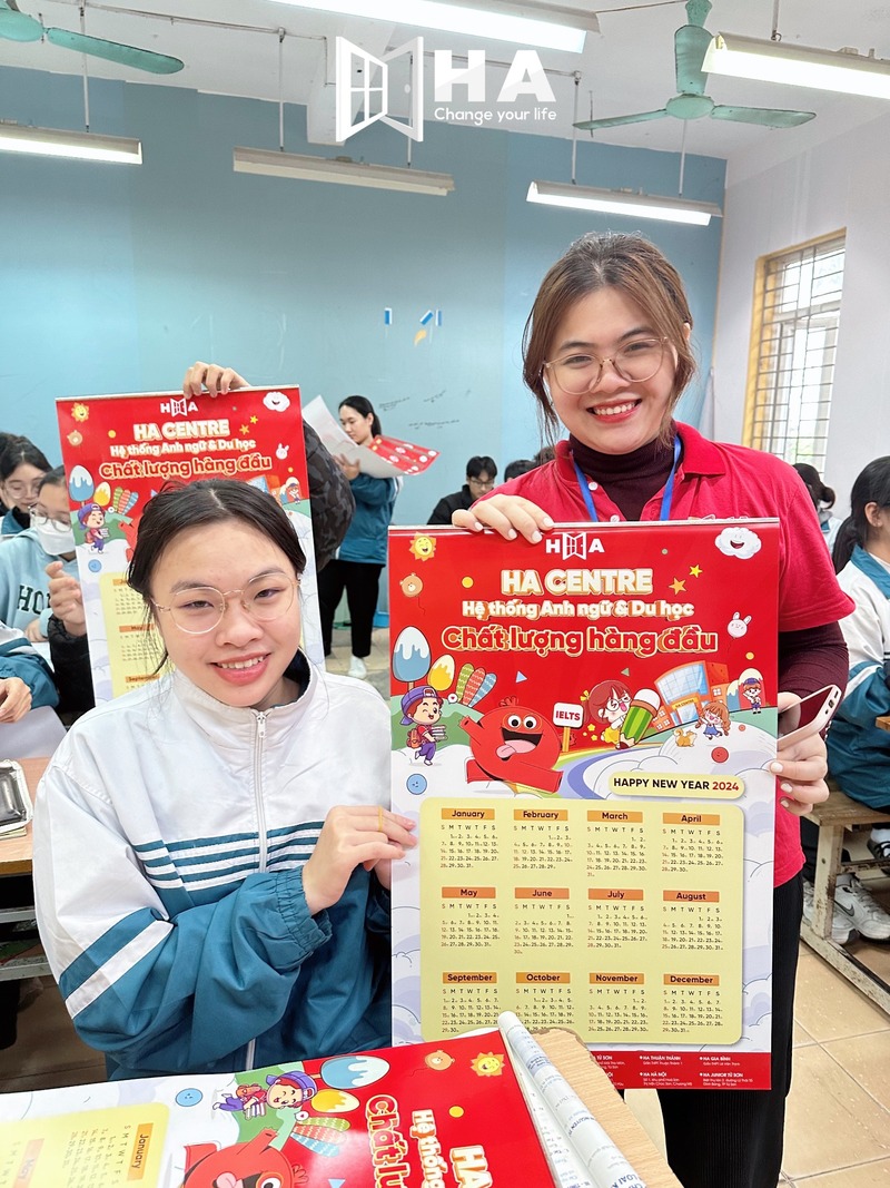 HA CENTRE tặng lịch năm mới cho học sinh trường THPT Thanh Oai B, Hà Nội