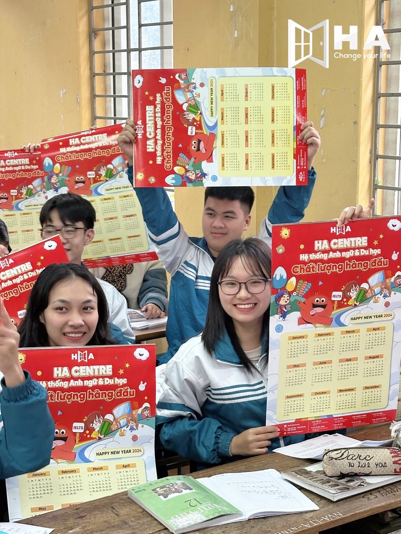 HA CENTRE tặng lịch năm mới cho học sinh trường THPT Thanh Oai B, Hà Nội