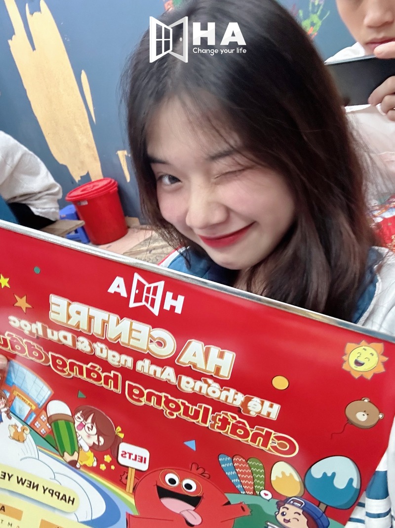 HA CENTRE tặng lịch năm mới cho học sinh trường THPT Thanh Oai B, Hà Nội