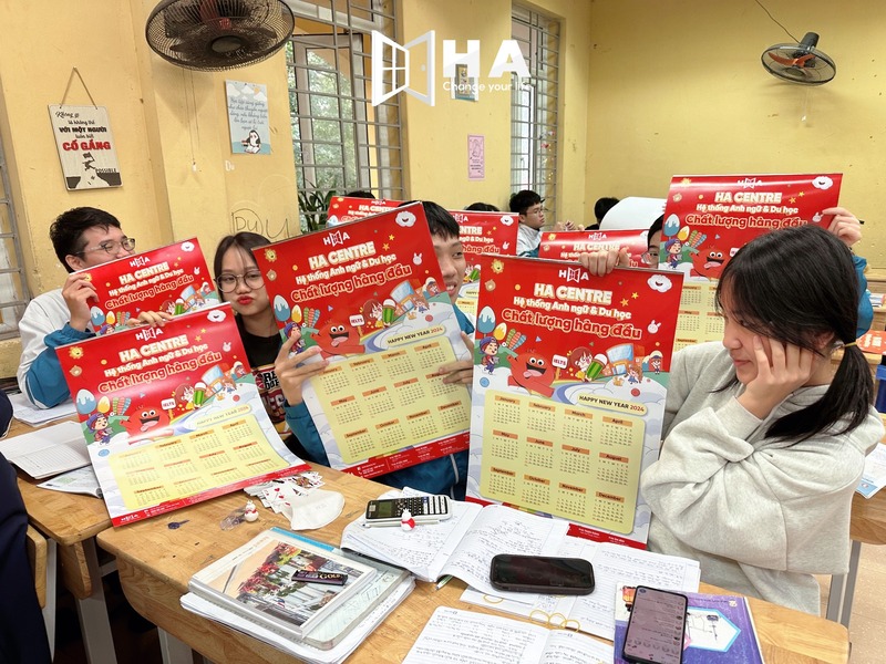 HA CENTRE tặng lịch năm mới cho học sinh trường THPT Thanh Oai B, Hà Nội