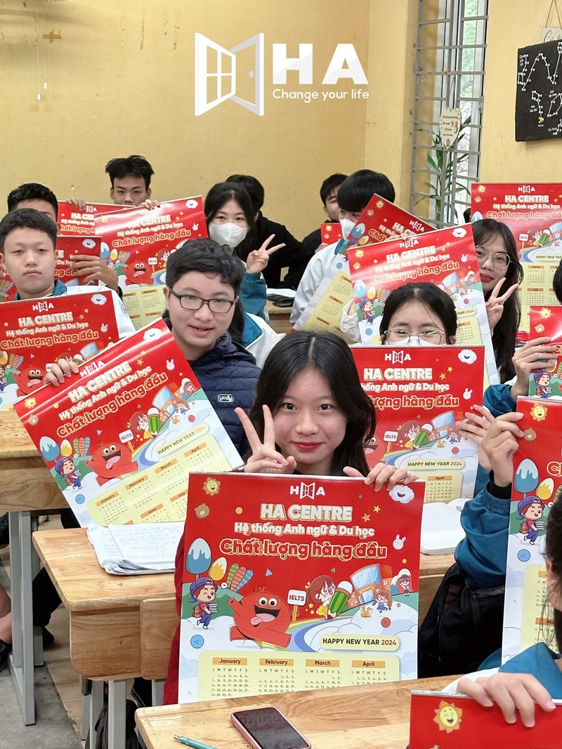 HA CENTRE tặng lịch năm mới cho học sinh trường THPT Thanh Oai B, Hà Nội
