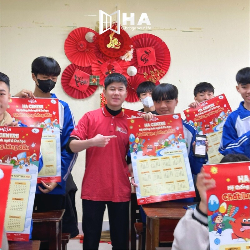 HA CENTRE tặng lịch năm mới tại trường THPT Thuận Thành 1, Thuận Thành 3