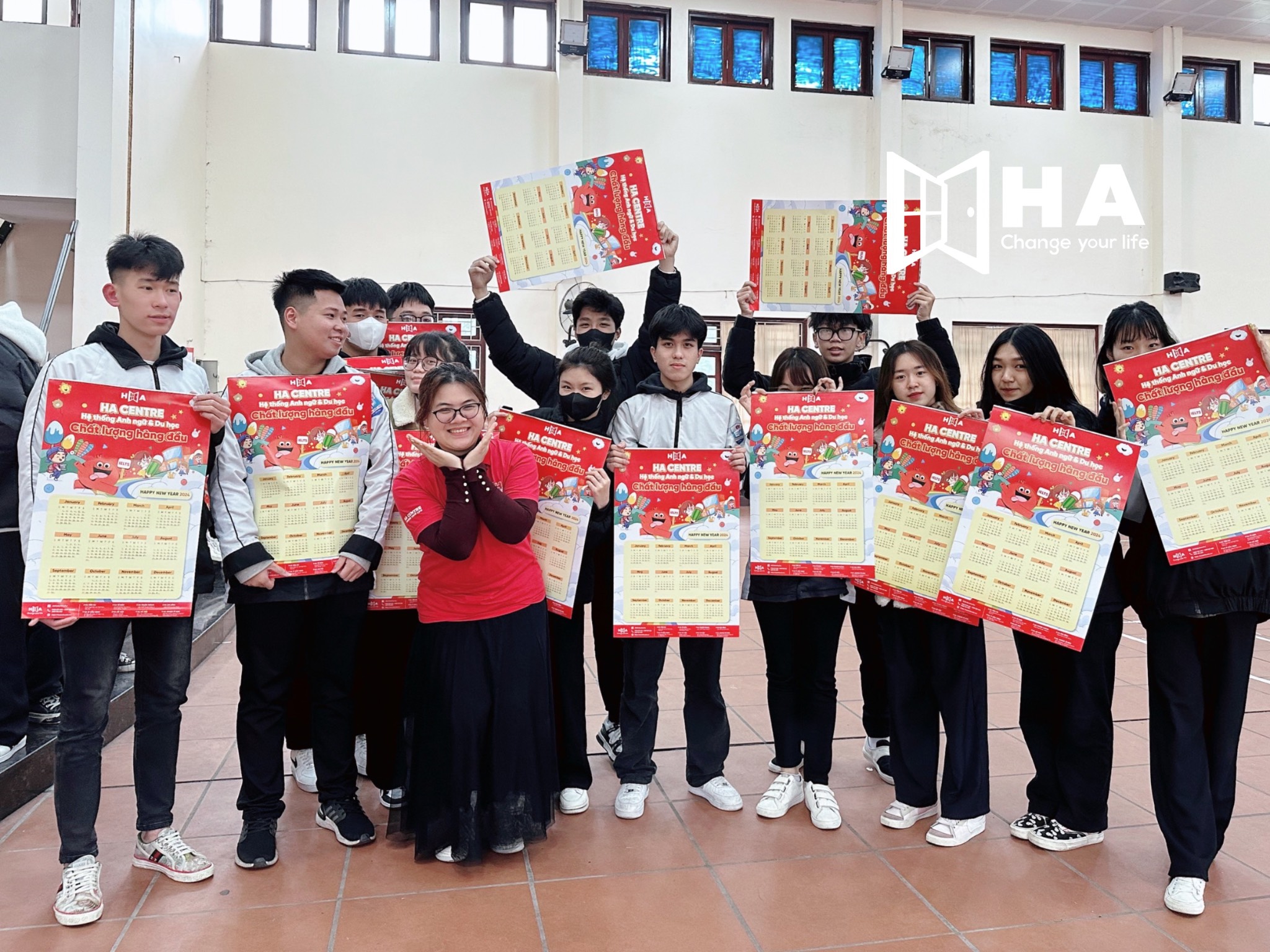 HA CENTRE tặng lịch năm mới cho học sinh tại các trường toàn thành phố Bắc Ninh