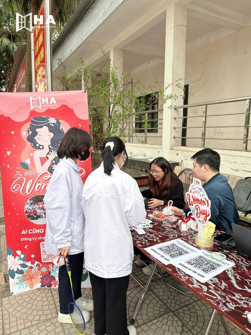 HAPPY WOMEN'S DAY 8/3 - AI CŨNG CÓ QUÀ XINH tại trường THPT Yên Phong 1