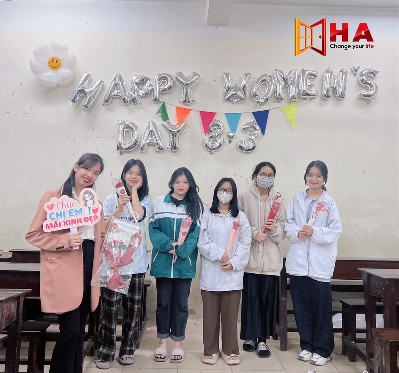 “HAPPY WOMEN'S DAY" tặng quà các bạn học viên Gia Bình & Yên Phong